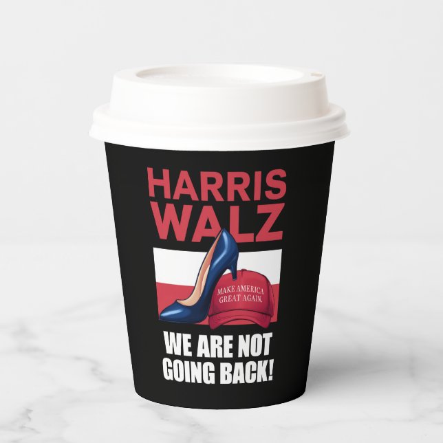 Kamala Harris Heels treten auf Red MAGA Hat Pappbecher (Vorderseite)