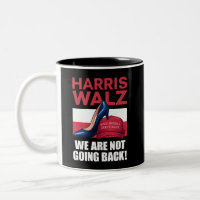 Kamala Harris Heels treten auf Red MAGA Hat