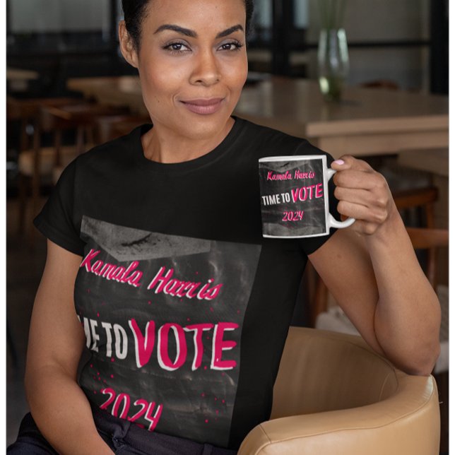 Kamala Harris T - Shirt. Schwarz mit rosa Schrifta T-Shirt (Von Creator hochgeladen)