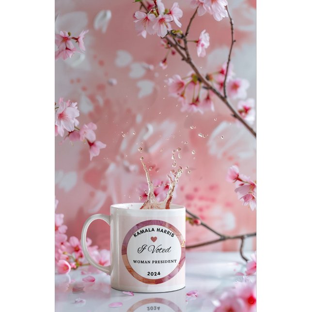Kamala Harris Tasse. Weiße und hellrosa Farben. Kaffeetasse (Von Creator hochgeladen)