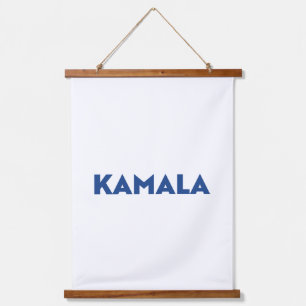 Kamala minimalistische moderne Typografie blau wei Wandteppich Mit Holzrahmen