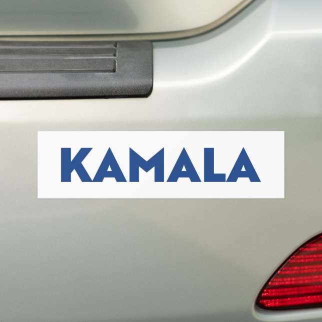 Kamala, weiß und blau, moderne, mutige Typografie Autoaufkleber (Auf Auto)