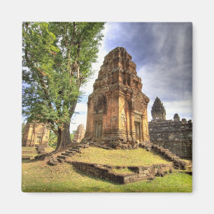 Kambodscha, Angkor Wat. Blick auf den Bakong-Tempe Magnet