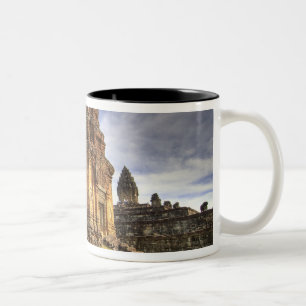 Kambodscha, Angkor Wat. Blick auf den Bakong-Tempe Zweifarbige Tasse