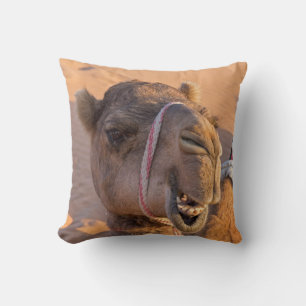 Kamel mit einem lustigen Gesichtsausdruck - Oman Kissen