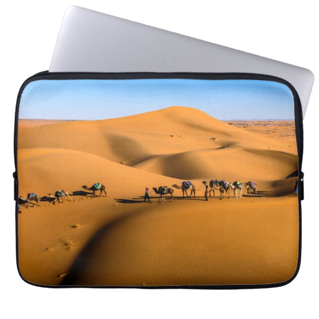 Kamele in der Wüste unter blauem Himmel Laptopschutzhülle (Vorderseite)