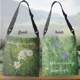 Kamille und Zichorien-Blume auf der grünen Wiese Tragetaschen Mit Langen Trägern
