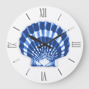 Kamm-Muschel-Muschel - Marine-Blau auf einem Große Wanduhr
