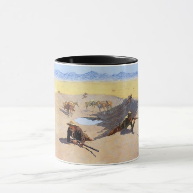 Kampf um das Wasserloch (von Frederic Remington) Tasse (Zentrum)