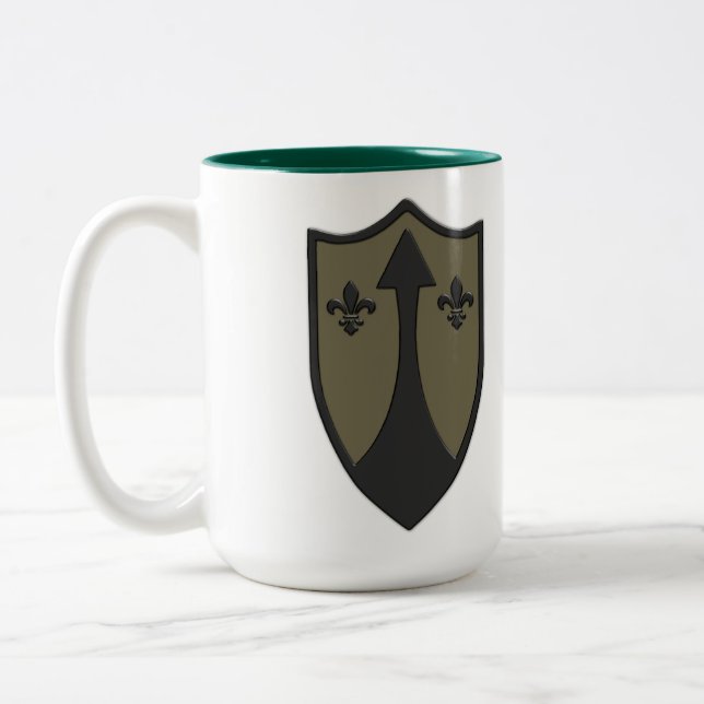 Kampfanzug und gedämpft zweifarbige tasse (Links)