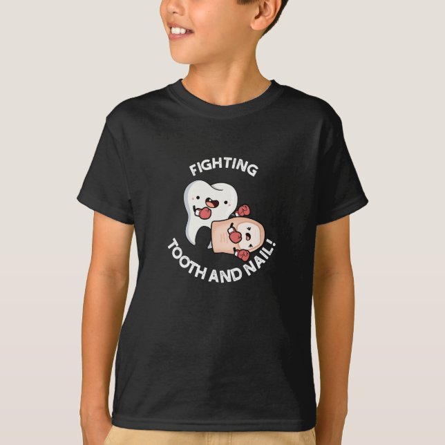 Kämpfe Zahn und Nagel Funny Boxing Puns Dark BG T-Shirt (Vorderseite)