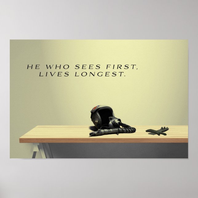 Kampfhelm und Handschuhe am Tisch Poster (Vorne)
