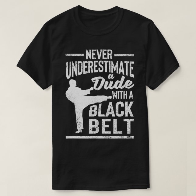 Kampfkunst unterschätzt nie einen Typ mit einem Bl T-Shirt (Design vorne)
