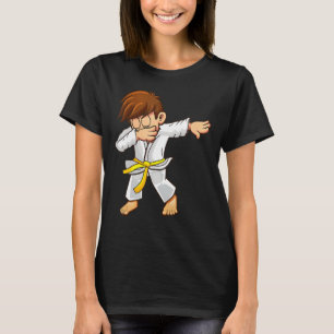 Kampfkünstler mit gelbem Gürtel Kate und T-Shirt
