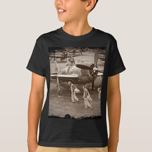 Kampfpiloten in der Ausbildung auf P-47-Bolzen T-Shirt (Vorderseite)