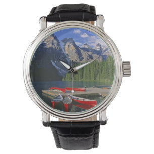 Kanada, Alberta, Moraine Lake. Rote Kanus warten Armbanduhr