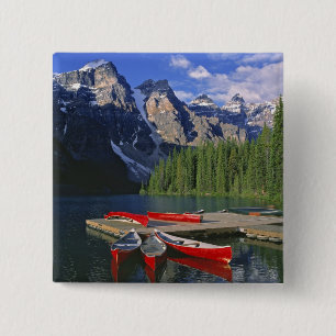 Kanada, Alberta, Moraine Lake. Rote Kanus warten Button