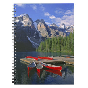 Kanada, Alberta, Moraine Lake. Rote Kanus warten Notizblock