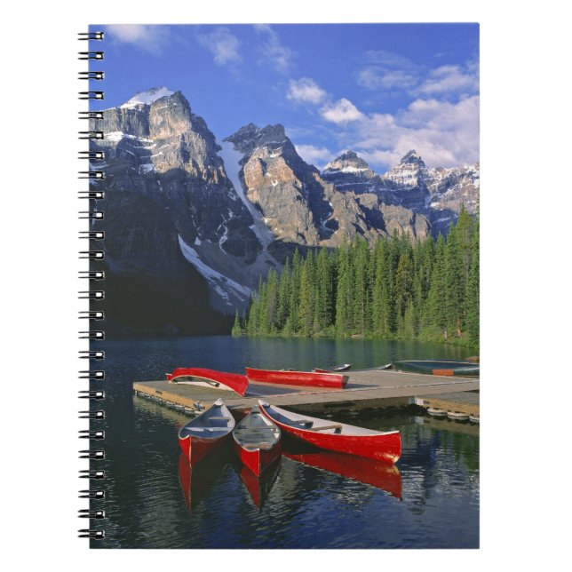 Kanada, Alberta, Moraine Lake. Rote Kanus warten Notizblock (Vorderseite)