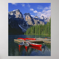 Kanada, Alberta, Moraine Lake. Rote Kanus warten