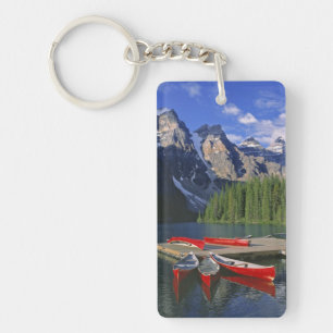 Kanada, Alberta, Moraine Lake. Rote Kanus warten Schlüsselanhänger