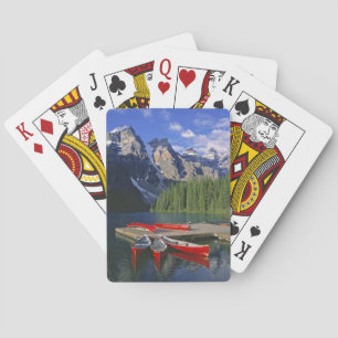 Kanada, Alberta, Moraine Lake. Rote Kanus warten Spielkarten