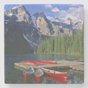 Kanada, Alberta, Moraine Lake. Rote Kanus warten Steinuntersetzer