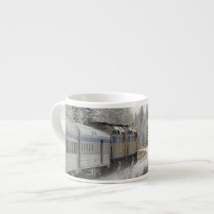Kanada, Alberta. VIA Rail-Schneezug zwischen Espressotasse