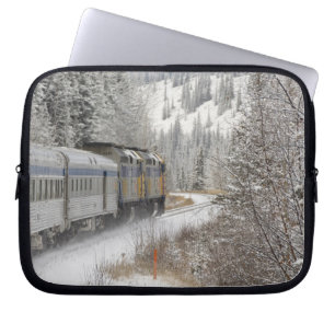 Kanada, Alberta. VIA Rail-Schneezug zwischen Laptopschutzhülle