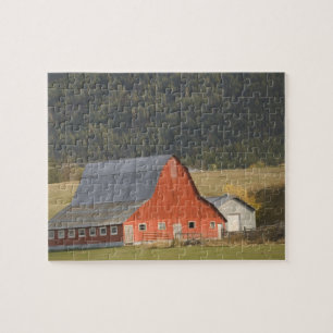 KANADA, British Columbia, Enderby. Rote Scheune /
