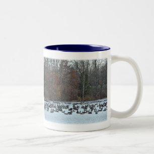 Kanada Gänse auf grünem Lane-Reservoir Zweifarbige Tasse