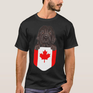 Kanadas Flaggenneufundland Hund im Pocket-T - Shir T-Shirt