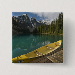 Kanadier am Steg neben Moraine Lake, Banff Button