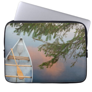 Kanadier auf einem See bei Sonnenuntergang, Kanada Laptopschutzhülle