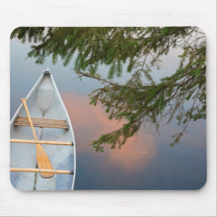 Kanadier auf einem See bei Sonnenuntergang, Kanada Mousepad