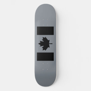 Kanadische Flagge im Schwarzen Dekor Skateboard