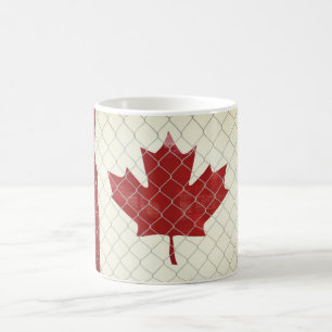 Kanadische Flagge. Zaun der Kettenverbindung Rusti Kaffeetasse