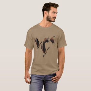 Kanadische Gänse, die in einer Herde fliegen, entw T-Shirt