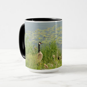 Kanadische Gänse durch Wasser Lilien Tasse