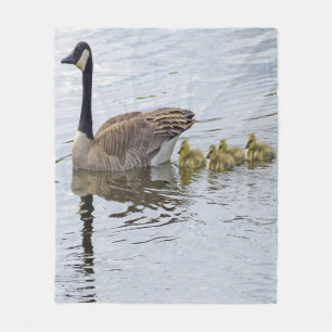 Kanadische Gänse und Goslings Fleecedecke
