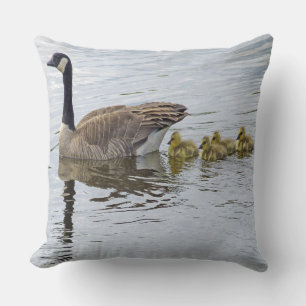 Kanadische Gänse und Goslings Kissen