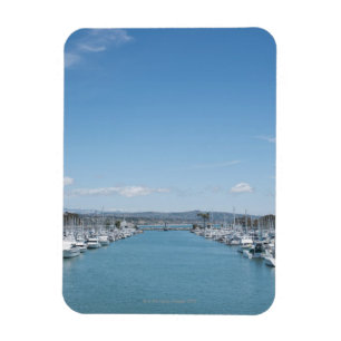 Kanal im Hafen an einem sonnigen Tag mit blauem Magnet