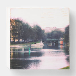 Kanal in Berlin Holzkisten Schild