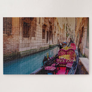 Kanal mit traditioneller Gondel in Venedig, Italie