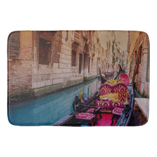 Kanal mit traditioneller Gondel in Venedig, Italie Badematte