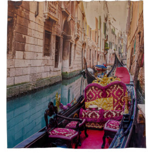 Kanal mit traditioneller Gondel in Venedig, Italie Duschvorhang
