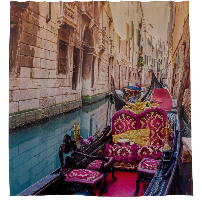 Kanal mit traditioneller Gondel in Venedig, Italie Duschvorhang (Vorderseite)