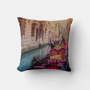 Kanal mit traditioneller Gondel in Venedig, Italie Kissen