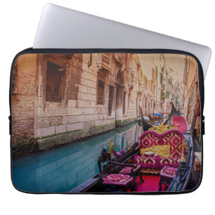 Kanal mit traditioneller Gondel in Venedig, Italie Laptopschutzhülle