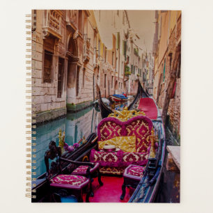 Kanal mit traditioneller Gondel in Venedig, Italie Planer